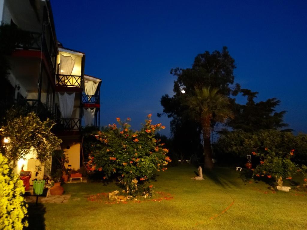 Apartments Karpetis A Green Paradise Psakoúdia Rom bilde